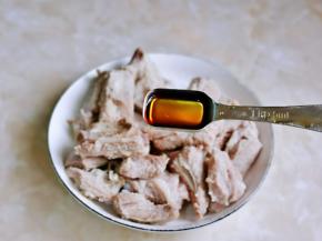 冲洗干净的排骨装盘，加入料酒。