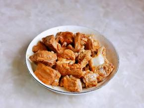 抓拌均匀，腌制30分钟。