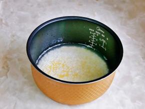 泡好后倒入电饭煲中，水量可以根据个人平时的习惯来加。
