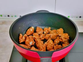 起油锅，加入腌制好的排骨小火煎。