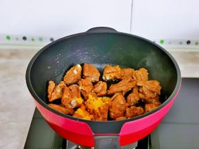 再加入蛋黄粉，小火翻炒两分钟关火。