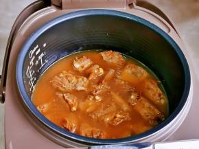 启动电饭煲煮饭模式即可。