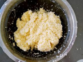 将椰蓉馅所有原料混合，搅拌均匀，平均分成8份