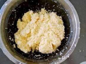将椰蓉馅所有原料混合，搅拌均匀，平均分成8份