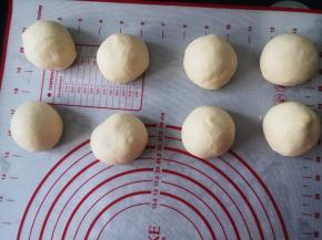 将面团平均分成8份，滚圆