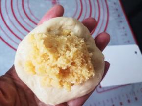 将面团逐个包入椰蓉馅