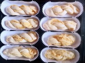 放入纸模，摆入烤盘