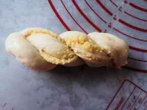 缠成麻花状，切口尽量朝上