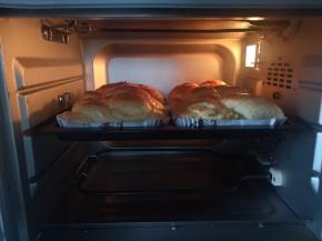 放入预热好的烤箱中层上下火150度，烘烤20分钟左右