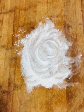 案板上撒少许的干面粉！