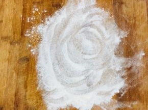 案板上撒少许的干面粉！