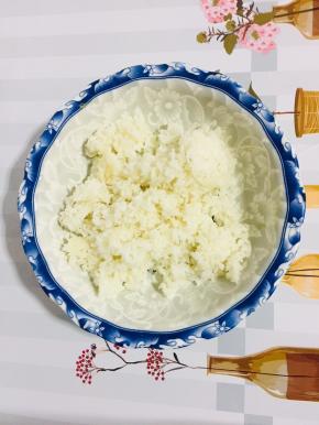 中午的剩米饭300克倒入碗中！