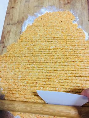 借助擀面杖和刮刀压出花纹！（也可以为了美观把面片整理成长方形，多余的切掉！我觉得自己吃也没那个必要了！）