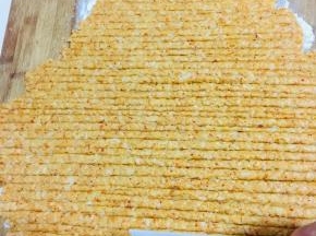 借助擀面杖和刮刀压出花纹！（也可以为了美观把面片整理成长方形，多余的切掉！我觉得自己吃也没那个必要了！）