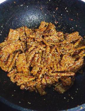 放入蒸熟的辣条拌匀即可！