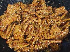 放入蒸熟的辣条拌匀即可！