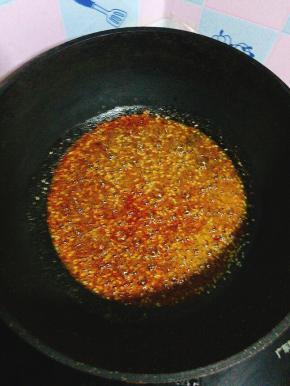 起锅烧油，倒入备好的料！