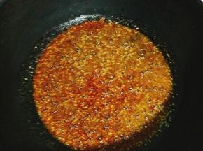 起锅烧油，倒入备好的料！