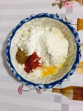 碗中放入面粉60克，淀粉40克，1勺辣椒面，2克盐，1勺五香粉，鸡蛋1个，少许油！