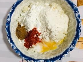 碗中放入面粉60克，淀粉40克，1勺辣椒面，2克盐，1勺五香粉，鸡蛋1个，少许油！