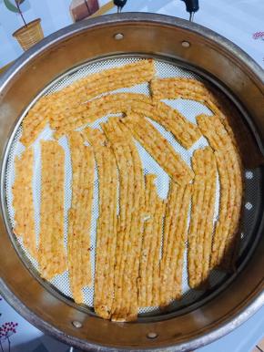 把切好的辣条摆在蒸屉上！