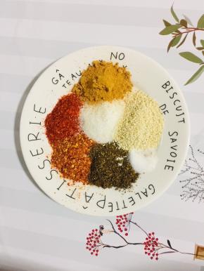 蒸辣条的时候来准备配料：

粗辣椒面1勺，细辣椒面1勺，花椒面1勺，盐1勺，糖1勺，孜然粉2勺，芝麻2勺！