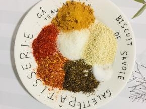 蒸辣条的时候来准备配料：

粗辣椒面1勺，细辣椒面1勺，花椒面1勺，盐1勺，糖1勺，孜然粉2勺，芝麻2勺！