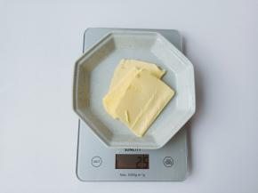 黄油提前从冷冻室拿出来软化，称25克。