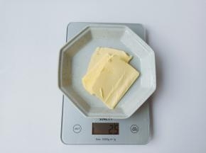 黄油提前从冷冻室拿出来软化，称25克。