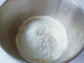 再加入过筛的高筋面粉。