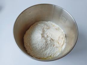 最后加入波兰种【波兰种的食材加一起搅拌放冰箱发酵一夜才可以用】开启厨师机搅拌10分钟。