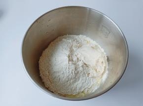 最后加入波兰种【波兰种的食材加一起搅拌放冰箱发酵一夜才可以用】开启厨师机搅拌10分钟。