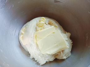 最后加入软化的好的黄油搅拌20分钟。