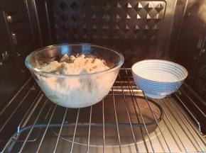 面团放入盘里，放烤箱发酵至两倍大【旁边碗里可加入一点热水，增加湿度。】