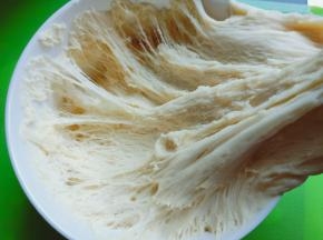 发酵好的面团不塌陷，拉开有很多蜂窝状。