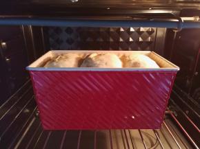 将模具放入预热好的烤箱，155烤40分钟。