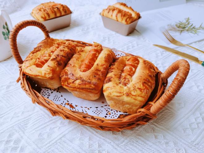 火腿肠肉松沙拉小面包