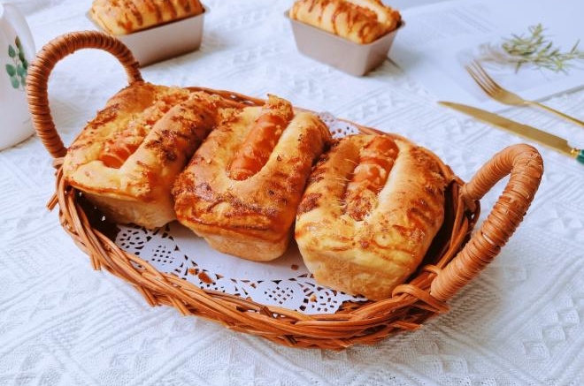 火腿肠肉松沙拉小面包