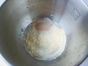 厨师机先放液体再放酵母，糖与盐要对角放。