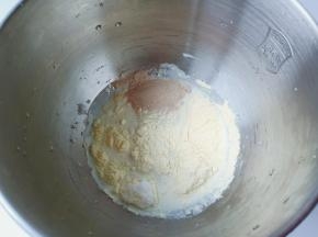 厨师机先放液体再放酵母，糖与盐要对角放。