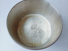 再筛入奶粉与高筋面粉。