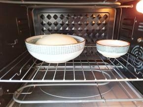 面团放入碗里，烤箱开启发酵功能发酵至两倍大，小碗放一点热水增加烤箱的湿度。