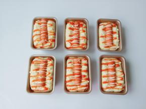 发酵好的面团，在面团中间轻轻划一条线，加入火腿肠【火腿肠一分为二正好】挤上沙拉酱跟番茄酱。