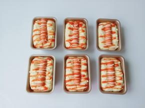 发酵好的面团，在面团中间轻轻划一条线，加入火腿肠【火腿肠一分为二正好】挤上沙拉酱跟番茄酱。