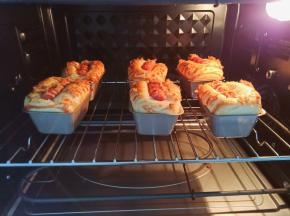 烤箱提前预热好，放中层160度烤15分钟就可以。