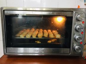 豆皮在烤箱里迅速的就鼓起来了！（全部鼓大泡了就可以了！）这样烤出来的豆皮基本上个个都会鼓起大泡！而且还特别的酥脆！