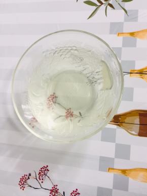 准备半碗凉开水，加入一勺盐搅拌均匀，让盐在水里完全融化！