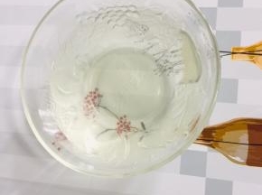 准备半碗凉开水，加入一勺盐搅拌均匀，让盐在水里完全融化！