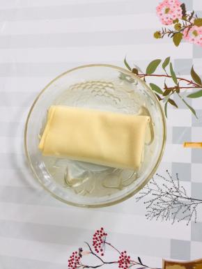 把豆皮放到盐水里浸泡半个小时，这一步是让豆皮更好的入味儿！再一个就是吸足了水分的豆皮，烤的时候不容易焦糊，更容易起层鼓泡！