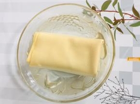 把豆皮放到盐水里浸泡半个小时，这一步是让豆皮更好的入味儿！再一个就是吸足了水分的豆皮，烤的时候不容易焦糊，更容易起层鼓泡！